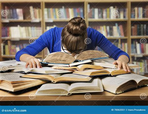 O Estudante Studying Dormindo Em Livros Menina Cansado Leu Dentro A
