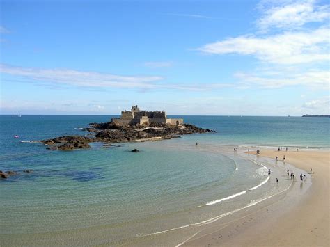 For amateurs and novices there are schools that provide sailing lessons for dinghies, catamarans and windsurfing. Playa en Saint Malo | Saint Malo es una comuna de Francia ...