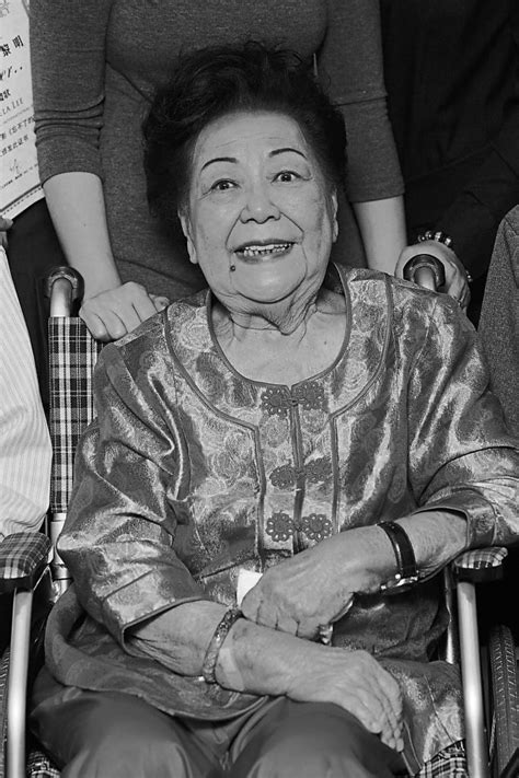 她是個最好的模範 words can never express the respect and idolization i have for datuk 黎明姨。 she had worked so very hard since her 20's and now she is 88 and still continue inspiring all of us around. 人人心裡 一個黎明姨 - 光明日报