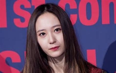 I don't know what those netizens are on, it is true that no one in f(x) got anything done on their faces, and all the claims whether they got plastic surgery or not, krystal and the rest of f(x) still look great. f(x) Krystal Make - M e + U = H o n e y