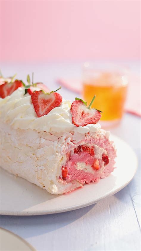 The perfect end to a summer meal among friends? Summer Fruits Roll | Recipe in 2020 | Sweet recipes, Food, Dessert recipes