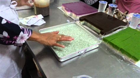 Jom kita tengok resepi dibawah ini. How to make Kuih Tepung Talam - YouTube