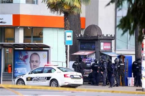 georgia gunman storms bank takes hostages world news