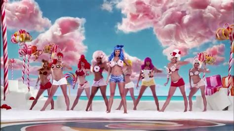 The song features verses from rapper snoop dogg. Katy Perry ft. Snoop Dogg "California Gurls" Official ...