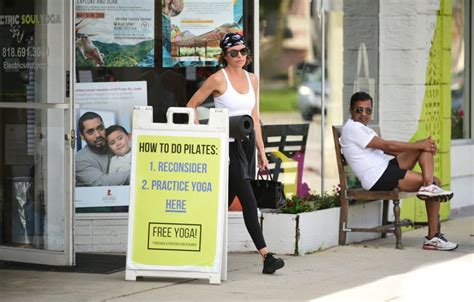 Rhobh Lisa Rinna Shows Off Her Toned Figure After Exiting Yoga Class