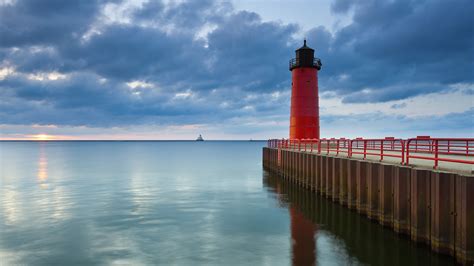 Milwaukee Pierhead Lighthouse At Sunrise Wisconsin Usa Windows 10