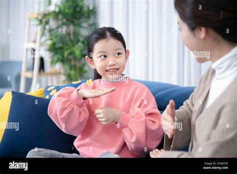 Concepto De Mamá E Hija Asiática Comunicándose A Través Del Lenguaje De