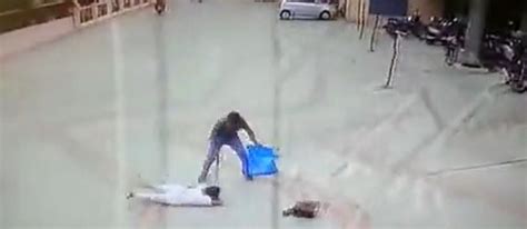 fuerte video hombre mata a machetazos a su exnovia en plena calle porque lo dejó