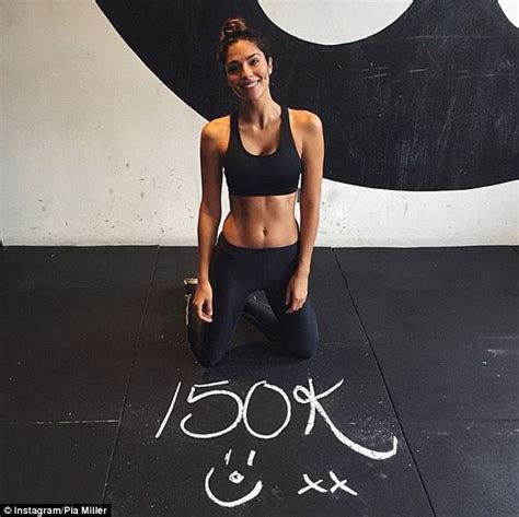 Pia Miller Flaunts Toned Tum As She Has A Post Gym Chocolate Treat Daily Mail Online