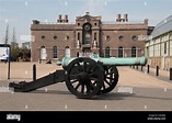 Una pieza de artillería de 1733 con el antiguo edificio de la academia ...