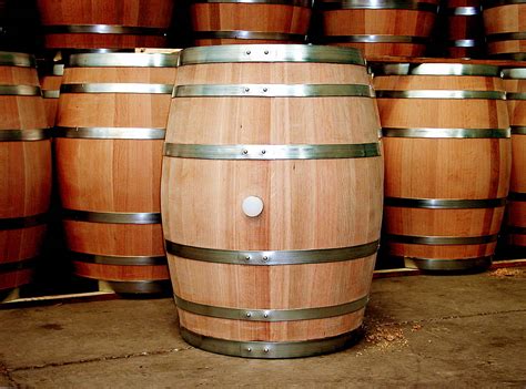 File:Oak-wine-barrel-at-toneleria-nacional-chile.jpg - Wikipedia