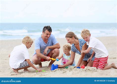Familia Feliz De 5 Que Se Divierten En La Playa Foto De Archivo