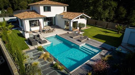 Construire Une Maison Moderne à étage Avec Une Piscine Pour Famille