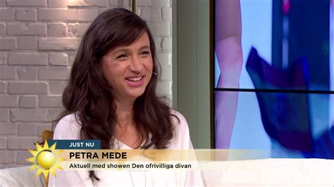1 she was born in stockholm, and grew up in gothenburg.mede is known for her several roles in comic shows and as a television presenter. Petra Mede om att vara "den ofrivilliga divan ...
