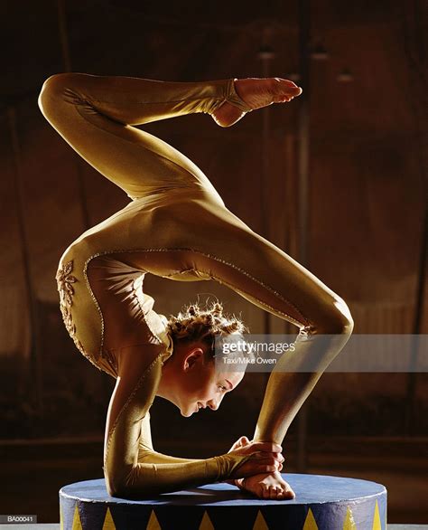 Female Contortionist Bending Over Backwards Profile Bildbanksbilder