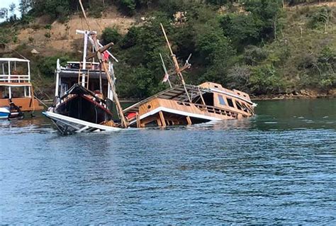 Kapal kapal km sinar bangun tenggelam dalam perjalanan dari pelabuhan simanindo, samosir menuju. Cerita Kapal Wisata di Labuan Bajo Tenggelam di Tempat ...