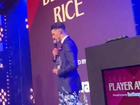 declan rice addresses transfer talk on stage after getting hammer of the year award thick accent