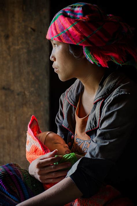 poirtrait-of-a-young-hmong-mother-and-baby-vietnam-kids-around-the