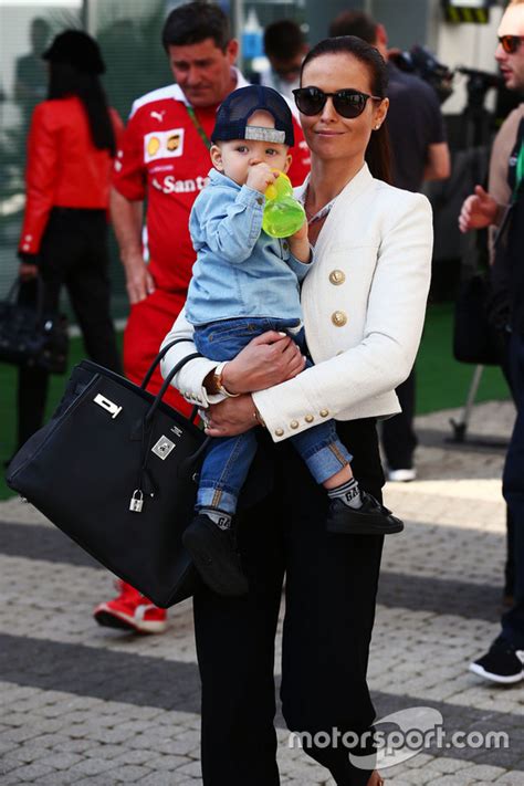 So hoch ist der verdienst im ferrari rennstall und so hoch ist sein kimi räikkönen: Minttu Virtanen, Frau von Kimi Räikkönen, Ferrari, mit ...