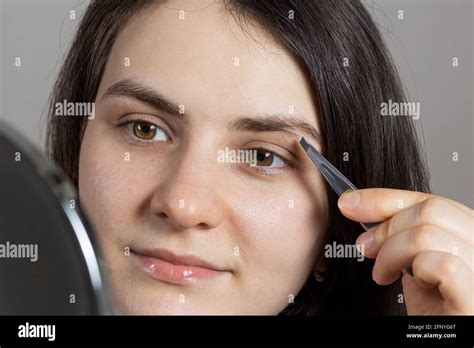 Woman Pluck Eyebrows Hi Res Stock Photography And Images Alamy