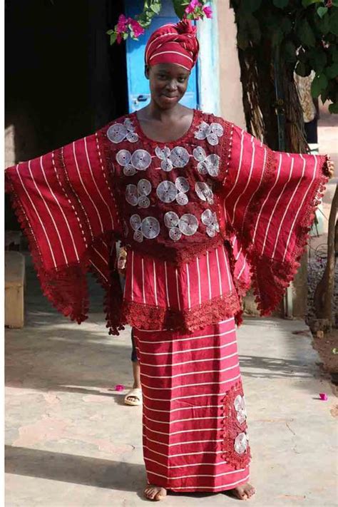 Costume Traditionnel Femme Africainefemme Africaine Utilisant Le V锚