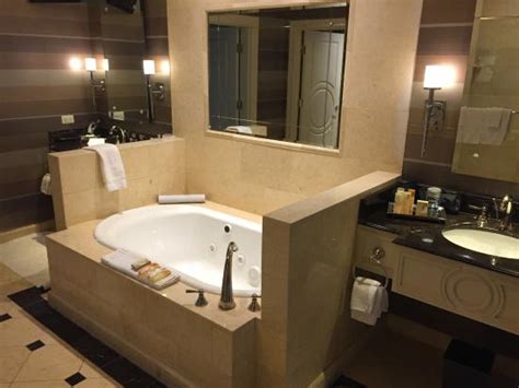 Do you have a hot tub by the pool and how many pools do you have. Jacuzzi jetted tub - Siena Suite - Picture of The Palazzo ...
