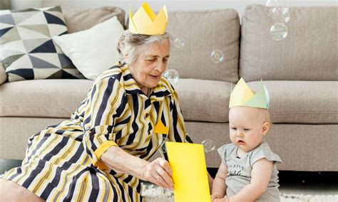 Abuelita cobra como niñera por cuidar a su nieto No soy una guardería