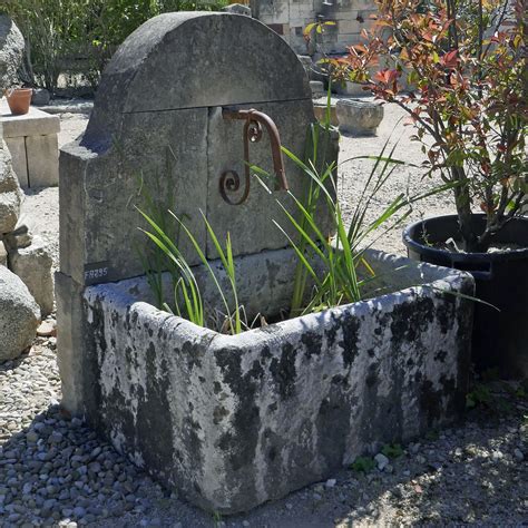 Auge ancienne en pierre reconstituée pour aménagement et décoration de jardin. Cette fontaine en pierre est idéale pour les petits ...