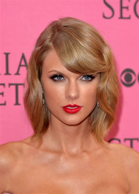 Taylor Swifts Top Red Lip Moments Elle