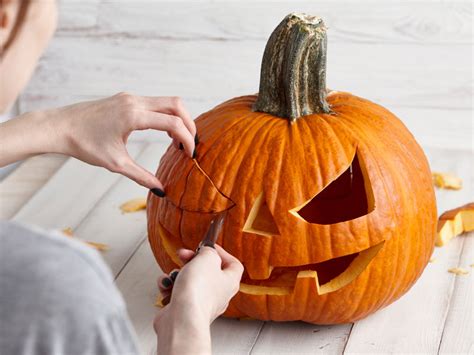 Cómo vaciar y decorar una calabaza de Halloween de la forma más sencilla