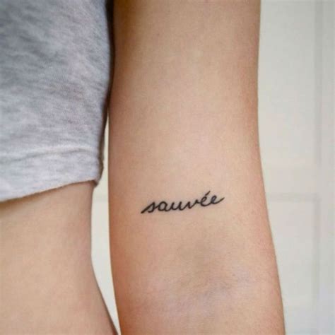 40 Kreative Tattoo Ideen Wörter Tattoos Französisches Tattoo Ein