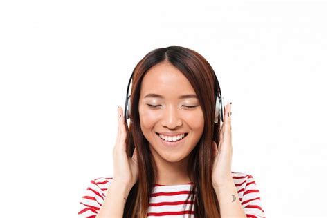 Free Photo Close Up Portrait Of A Asian Girl Listening To Music