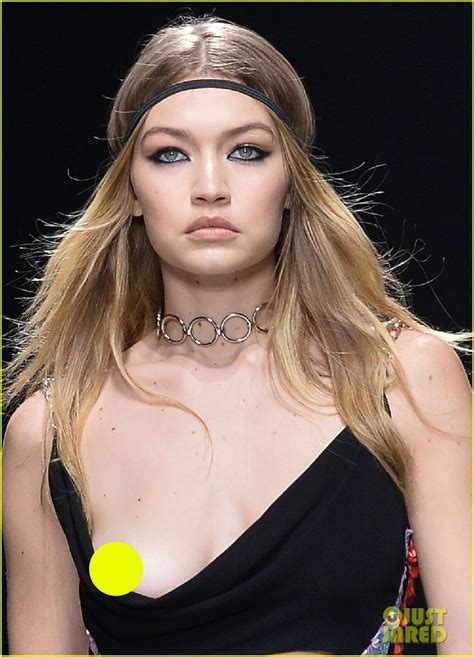 Photo Gigi Hadid Suffers Wardrobe Malfunction On Versace Runway