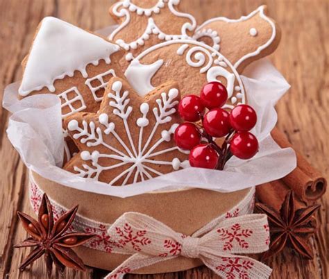 Christmas cookies are so much more than simple sweet baked treats. Gorgeous and Delicious Christmas Cookies | Design Swan