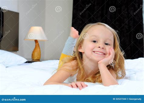 孩子在床上 库存照片 图片 包括有 生活方式 一个 享受 户内 幸福 位于 子项 页面 是的 32527344