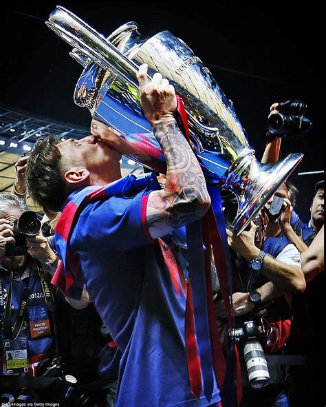 Messi Holding The Uefa Champions League Trophy Fotos De Messi Fotos