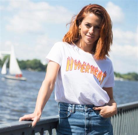 Vanessa mai — love song 03:31. Vanessa Mai entspannt beim Putzen - WELT