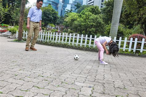 China Padre E Hija Jugando Con Bola Hong Kong Foto De Stock Y Más Banco