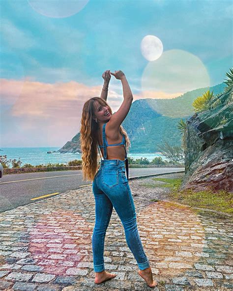 Larissa Manoela empina bumbum em foto com biquíni e encanta fãs