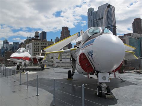 Vliegtuigen En Helikopters Buiten Op De Drager In Onversaagd Overzees En Luchtmuseum In New York