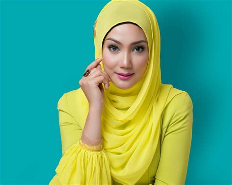 Pelakon jelita, erra fazira menjelaskan, dia sedang mengenali seseorang dan berharap dapat menutup khabar angin yang mengaitkan dirinya dengan erra fazira menegaskan keputusannya memakai tudung bukan atas desakan sesiapa dan tiada kaitan dengan permintaan penyanyi shahir (af8). Erra Tak Kisah 'Disatukan' Dengan Bekas Suami | Kool FM