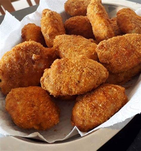 I used skim milk to coat the chicken pieces, instead of butter, before coating with the mixture, and i used the cooling racks on top of a cookie sheet to place the nuggets on, so they would be crisp on both sides. Nuggets Caseiro Fit - Receita Natureba