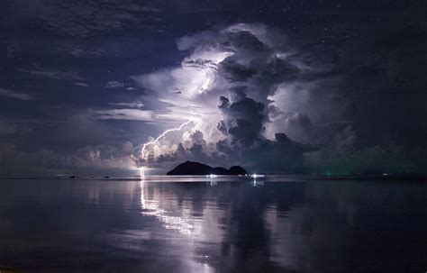 Lightning Storm In The Sea Lightning Storm Lightning Photos Cool