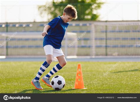 Niño Uniforme Fútbol Practica Con Pelota Niño Pateando Pelota Estadio