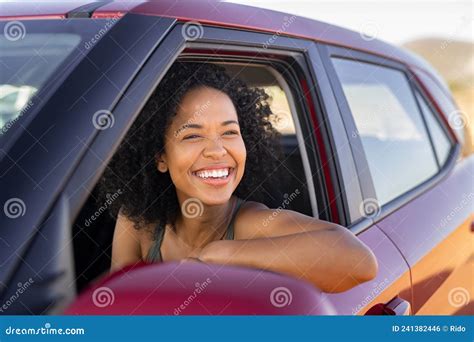 Joven Negra Mirando Hacia El Exterior Del Auto Foto De Archivo Imagen