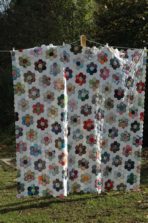 This modern grandmother's flower garden applique quilt pattern includes test how your marking pen reacts to ironing. Grandmother's Flower Garden quilt for Blogger's Quilt Fest ...