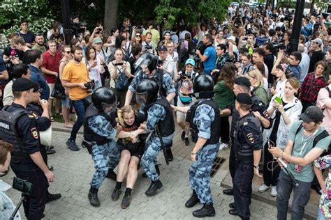 Russian Police Arrest Hundreds At Protest Including Navalny After Reporters Release The New
