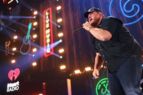 Concert Review Luke Combs Wows A Packed Mvp Arena In Albany