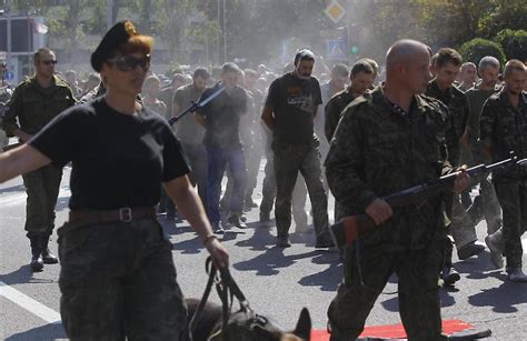 Ucraina A Donetsk Ribelli Fanno Sfilare Soldati Prigionieri Libero