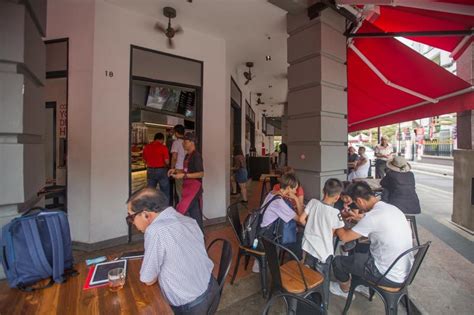 Nasi padang er en viktig del av indonesiske arbeiders lunsjpause i urbane områder. Rumah Makan Minang: Beef Rendang & More Than 20 Dishes At ...